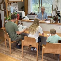 それぞれの時間を楽しむ家族の静かな団らん