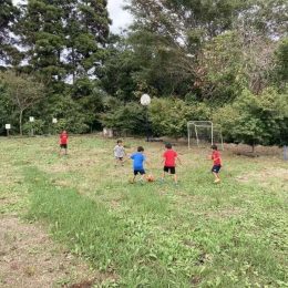 広い自然の中で、子どもたちの笑顔がはじけるサッカータイム