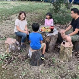 丸太テーブル、笑い声、そしてコーラのちょっとした魔法