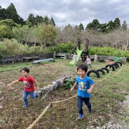 遊具で遊ぶ、自然の中のわくわくタイム